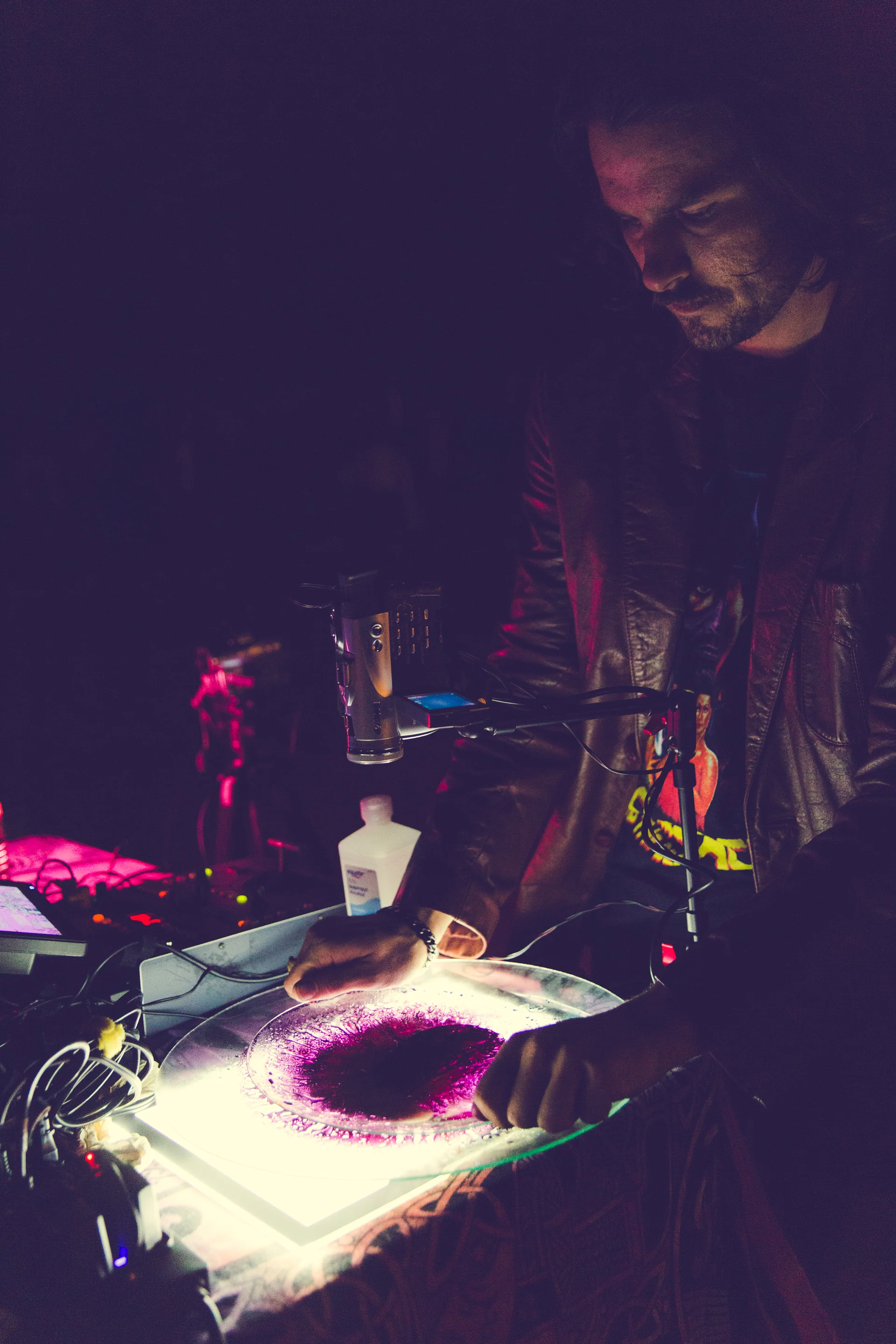 Overhead projector with liquid light