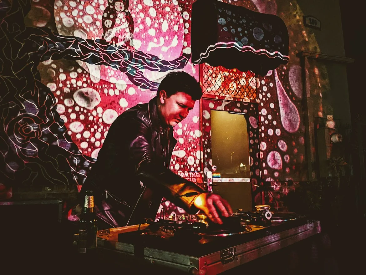 PINK VINYLNIGHT THENIGHTOWL SQUISHPLATE