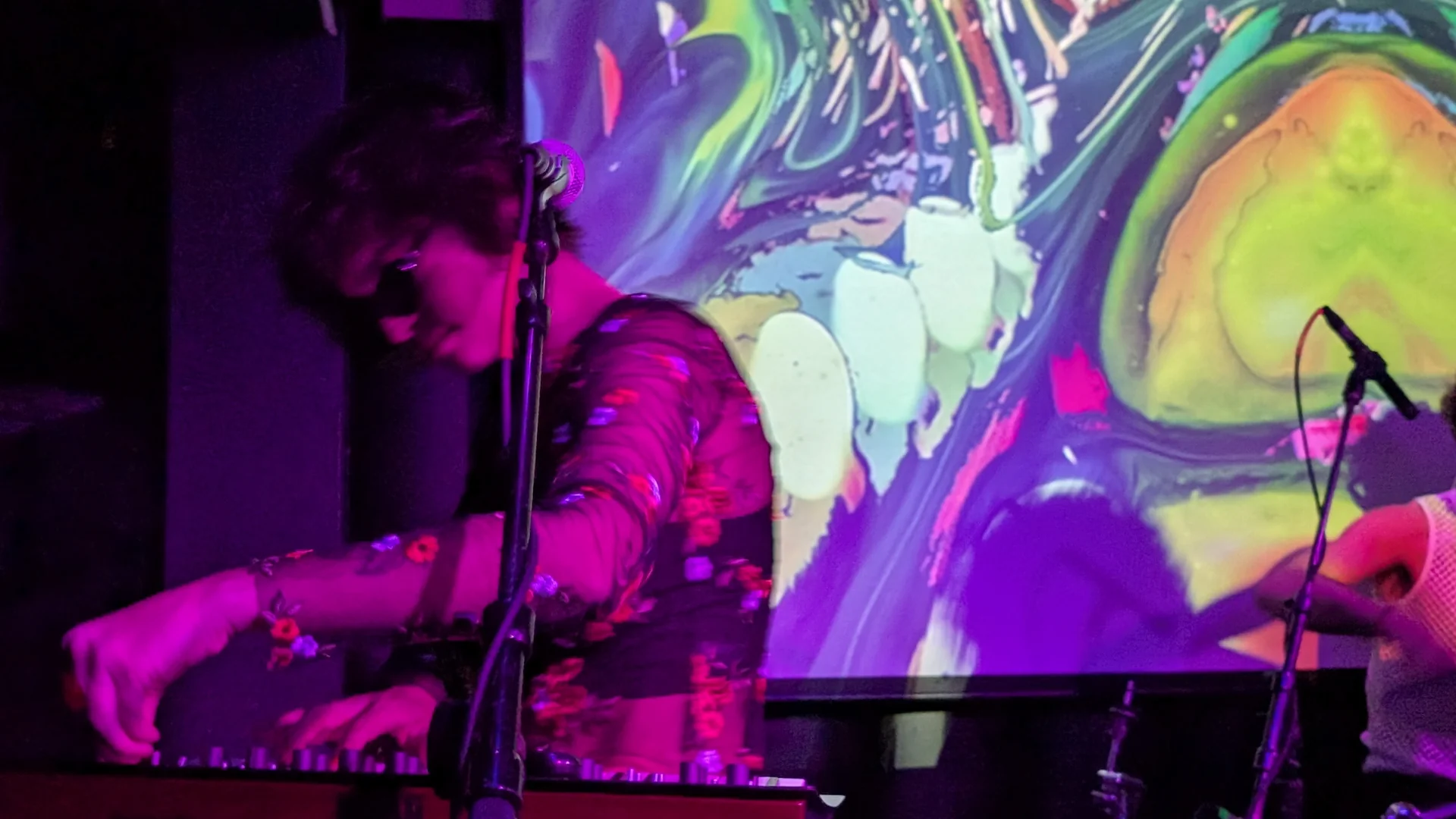 SODABAR DUMBOGETSMAD VIDEOFEEDBACK STAGEFEEDBACK