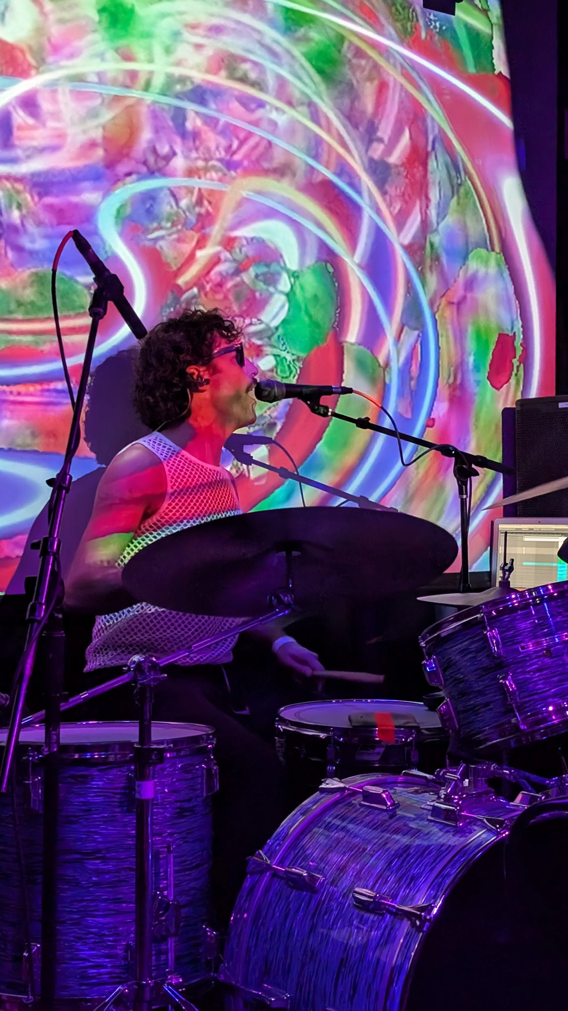 SODABAR DUMBOGETSMAD VIDEOFEEDBACK STAGEFEEDBACK