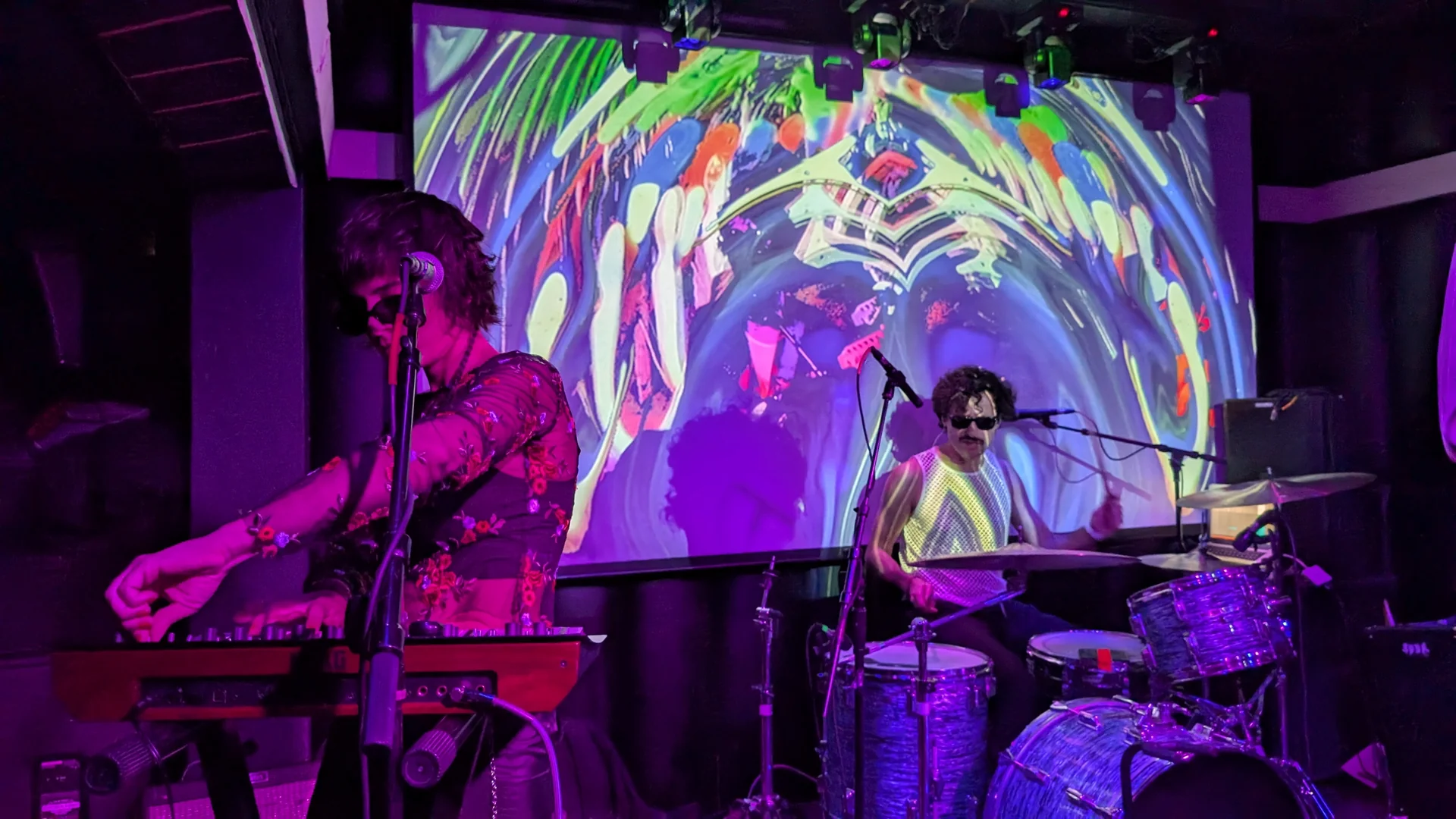 SODABAR DUMBOGETSMAD VIDEOFEEDBACK STAGEFEEDBACK